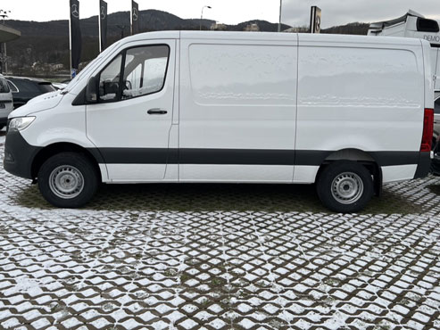 Mercedes Benz Sprinter 3,5t dodávka střední - 5 míst , 2,7T tažné