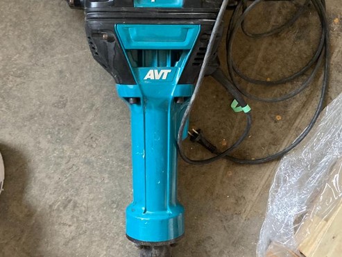 Těžké bourací kladivo Makita HM 1802